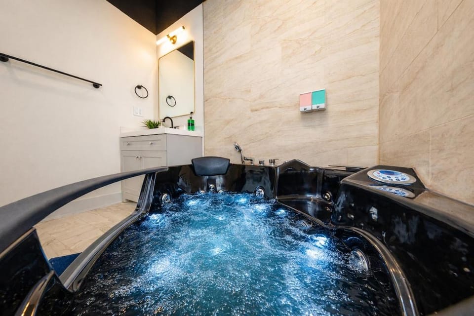 Massive 6BR Luxury Suite Sleeps 12 Guests with Jacuzzi & Pool Table Perfect Group Stay and Optional Parking Near McCormick Place & Soldier Field Apartment in South Loop