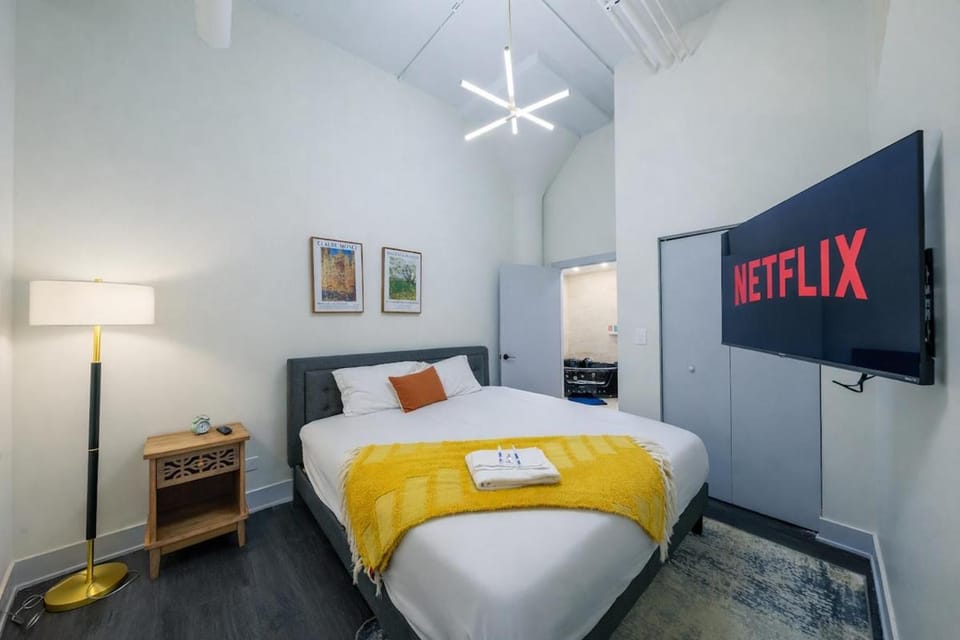 Massive 6BR Luxury Suite Sleeps 12 Guests with Jacuzzi & Pool Table Perfect Group Stay and Optional Parking Near McCormick Place & Soldier Field Apartment in South Loop