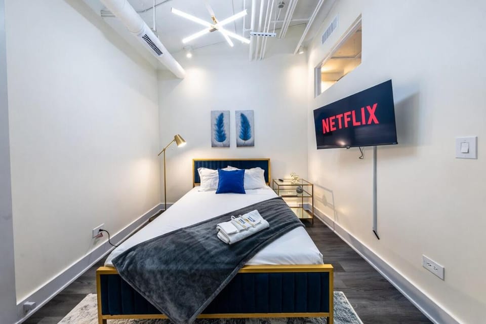 Massive 6BR Luxury Suite Sleeps 12 Guests with Jacuzzi & Pool Table Perfect Group Stay and Optional Parking Near McCormick Place & Soldier Field Apartment in South Loop