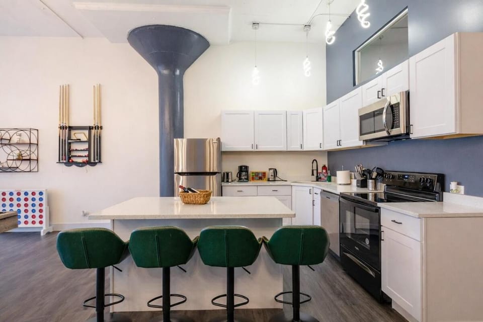 Massive 6BR Luxury Suite Sleeps 12 Guests with Jacuzzi & Pool Table Perfect Group Stay and Optional Parking Near McCormick Place & Soldier Field Apartment in South Loop