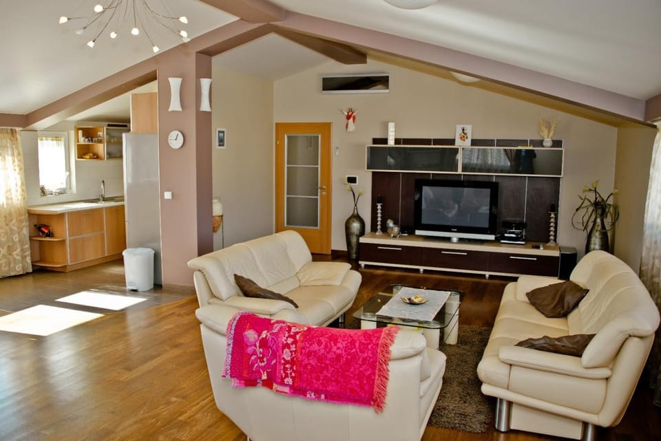 Communal lounge/ TV room, TV and multimedia, Living room, Seating area, air conditioner