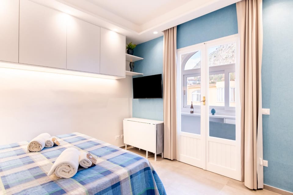 Bed, TV and multimedia, Photo of the whole room, Bedroom, towels, wardrobe