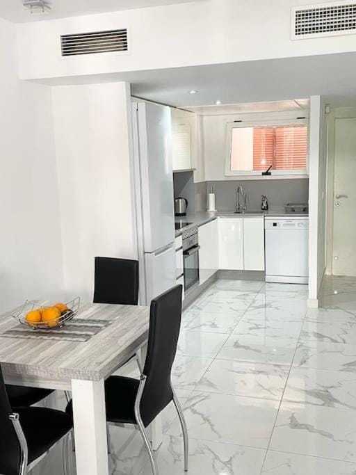Kitchen or kitchenette, Dining area, minibar, pet friendly, stove