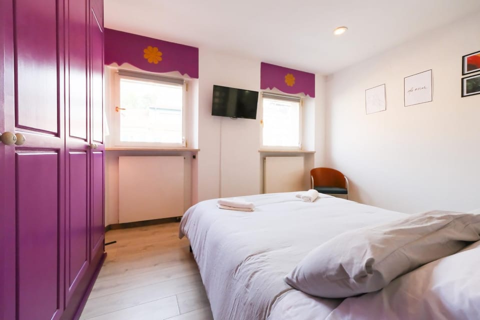 Communal lounge/ TV room, Bed, TV and multimedia, View (from property/room), View (from property/room), Photo of the whole room, Evening entertainment, Bedroom, City view, Landmark view, Street view, Quiet street view, internet, towels, wardrobe