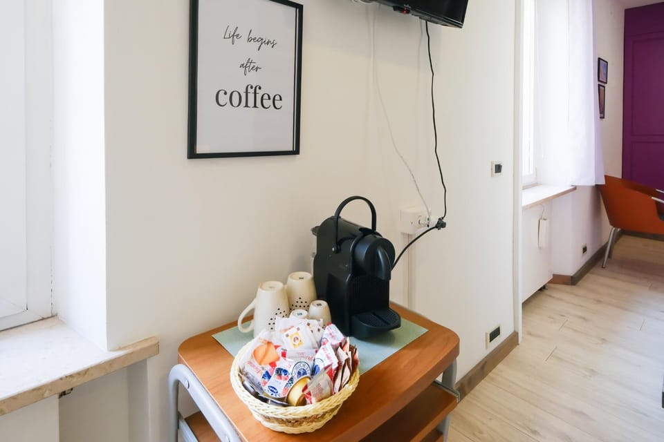 Coffee/tea facilities, Food and drinks, Food