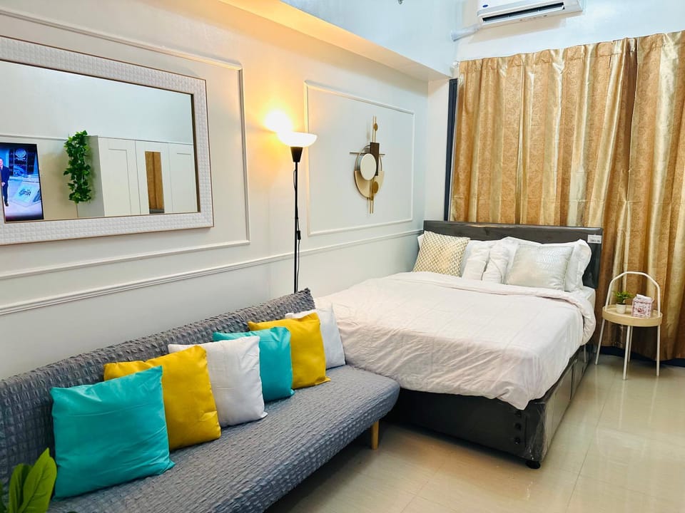 Mid-Century Extent Condo Unit @ Shore 2, MOA Apartment in Pasay