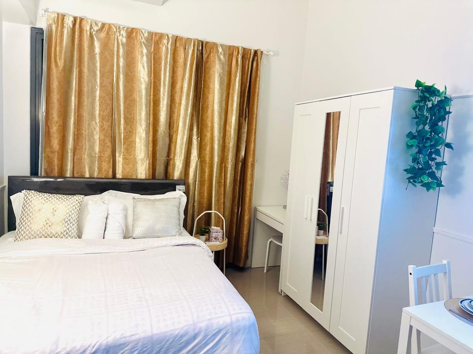 Mid-Century Extent Condo Unit @ Shore 2, MOA Apartment in Pasay