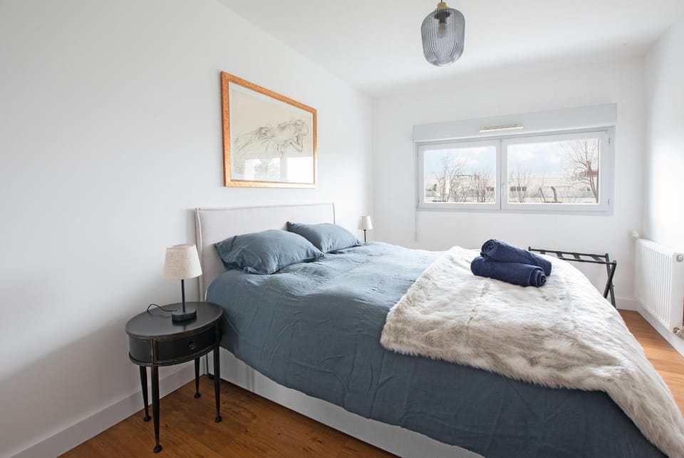 Bedroom, internet