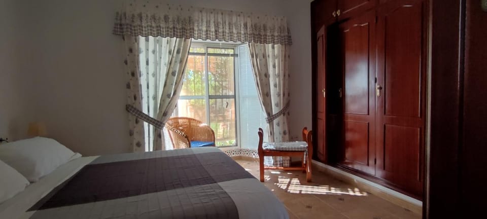 Photo of the whole room, Bedroom, wardrobe