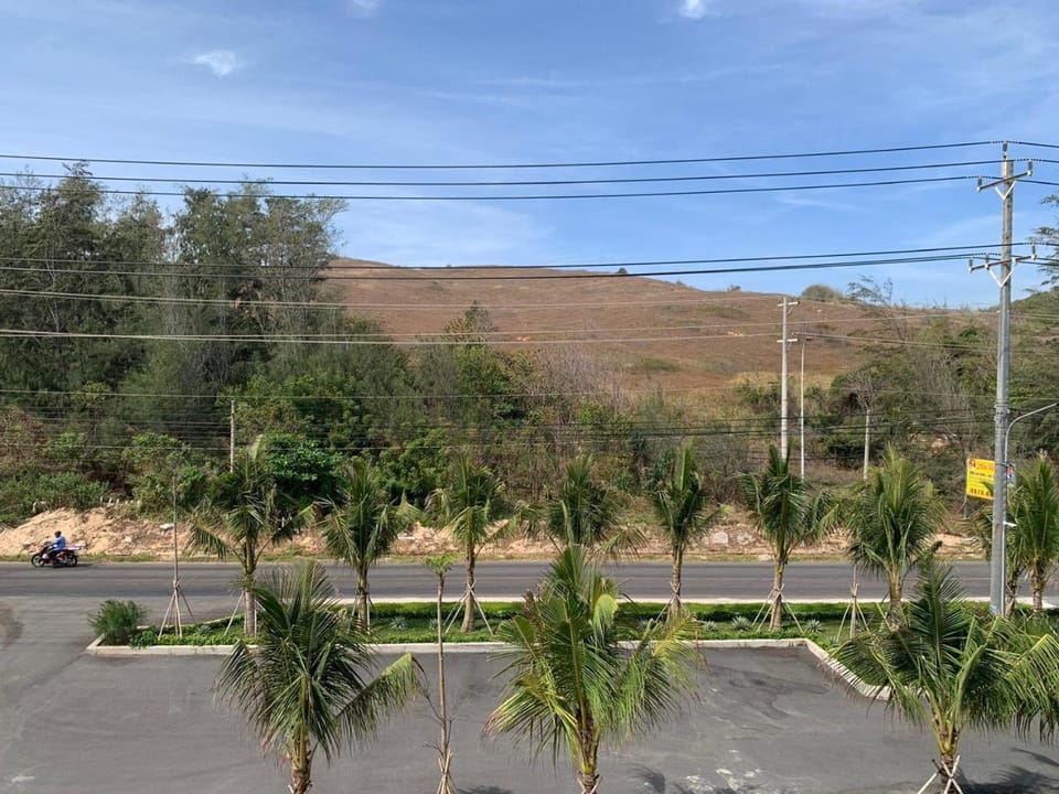 Day, Neighbourhood, Natural landscape, Parking