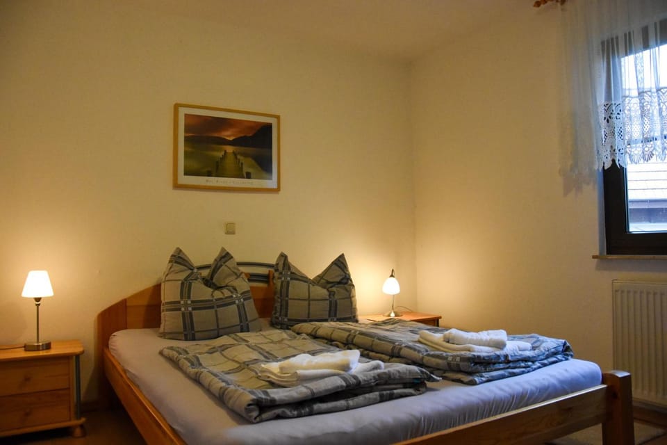 Bed, Bedroom, towels