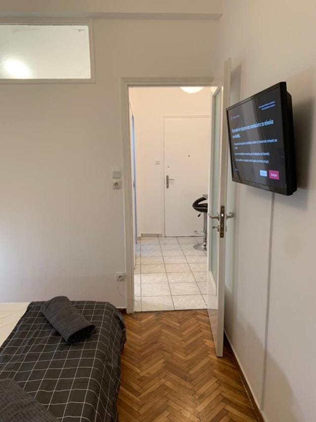 Bed, TV and multimedia, Bedroom