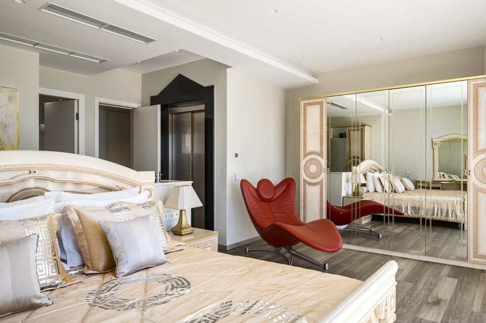 Bed, Bedroom, wardrobe, elevator