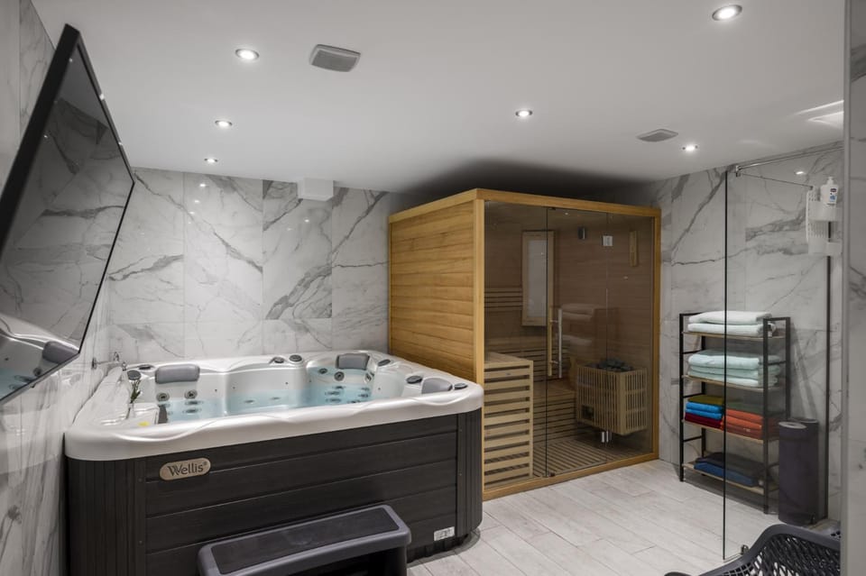 Hot Tub, Sauna