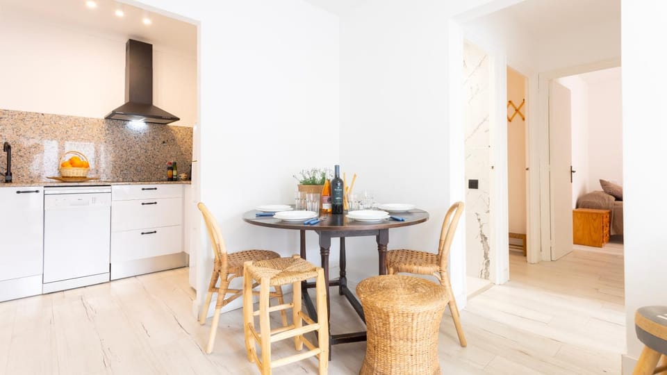 Kitchen or kitchenette, Living room, Dining area, minibar, stove