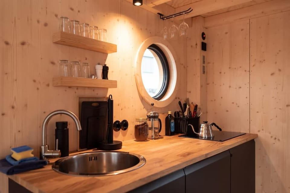 Coffee/tea facilities, Kitchen or kitchenette, stove