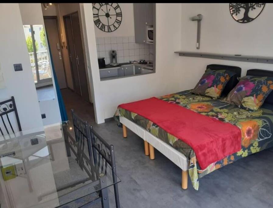 Bed, Kitchen or kitchenette, Photo of the whole room, Seating area, Dining area, Bedroom
