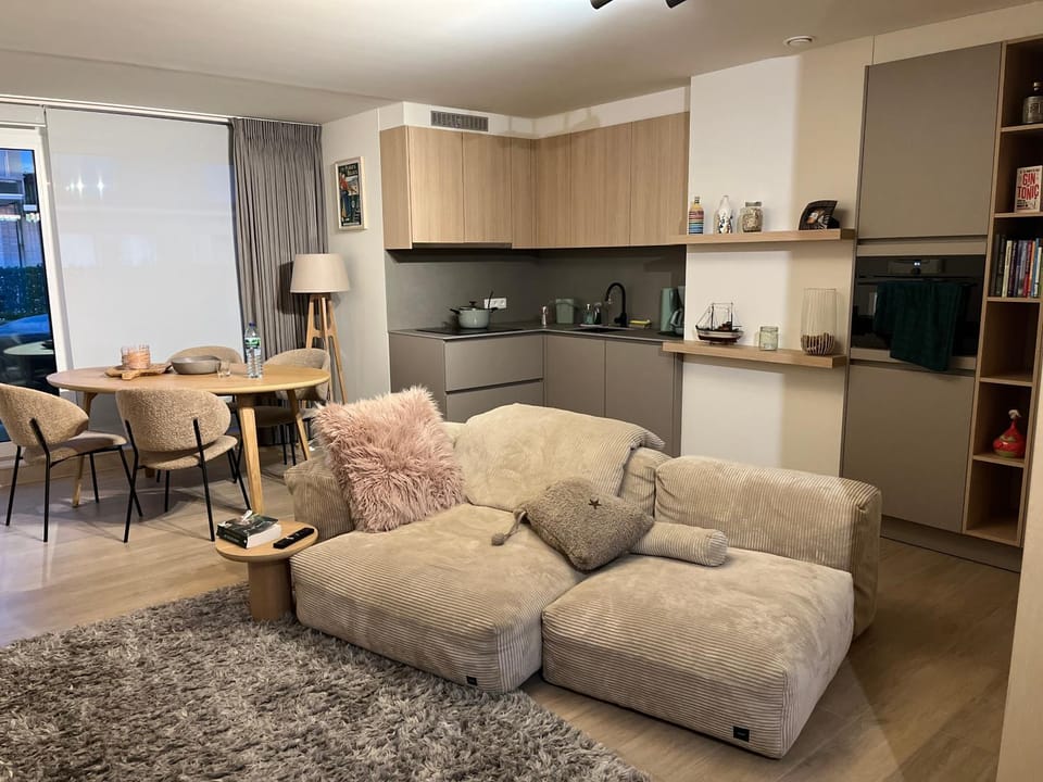 Kitchen or kitchenette, Seating area, Dining area