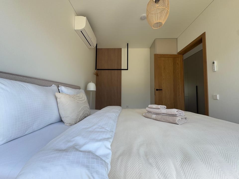 Bed, Bedroom, towels, air conditioner