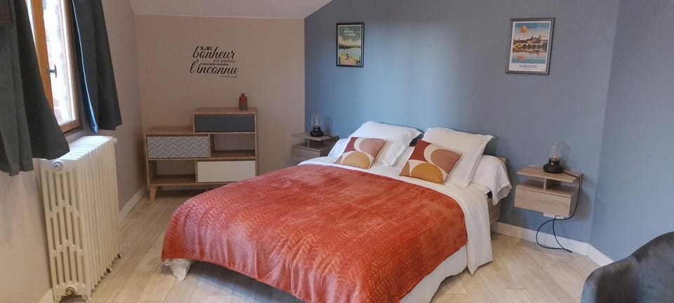 Bed, Photo of the whole room