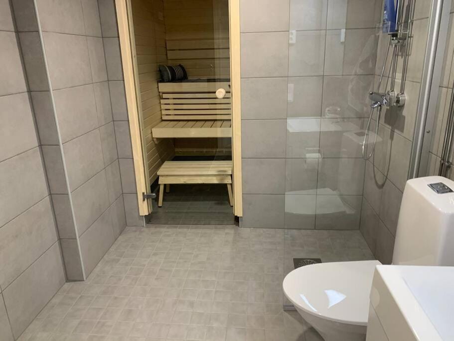 Yhden makuuhuoneen huoneisto Satamassa sauna ja iso parveke Apartment in Finland