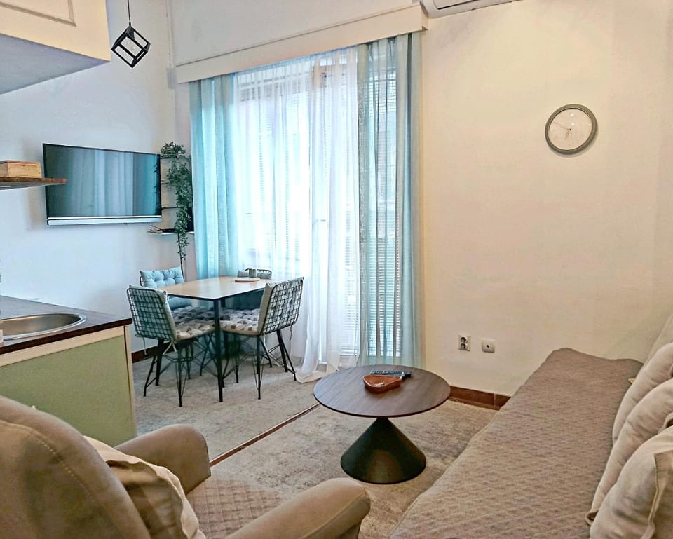 TV and multimedia, Kitchen or kitchenette, Living room, Photo of the whole room, Seating area