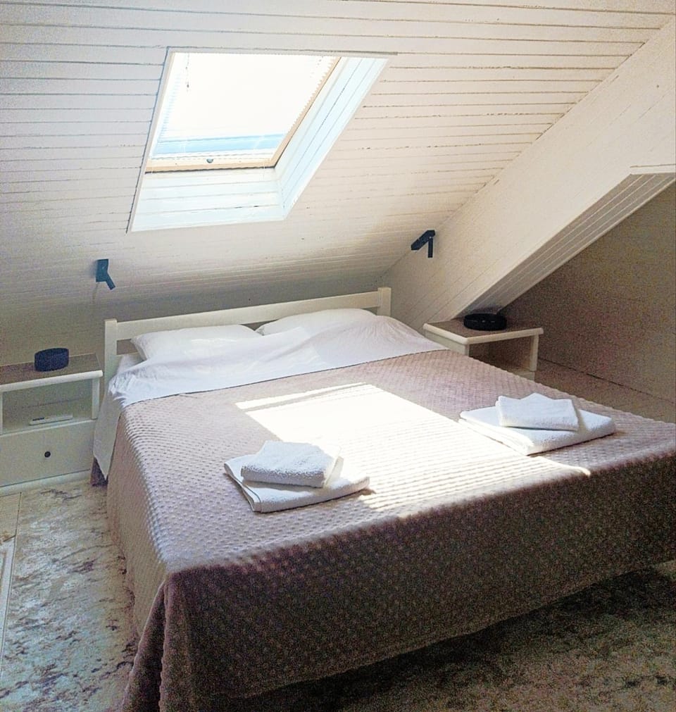 Bed, Bedroom, towels