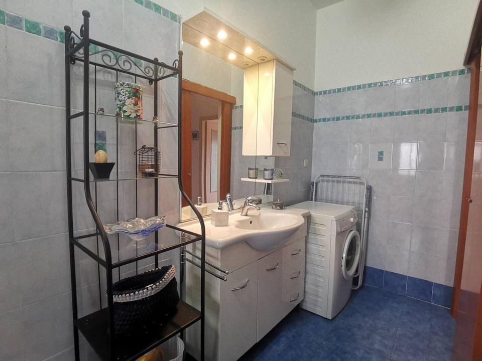 Bathroom, towels, washing machine