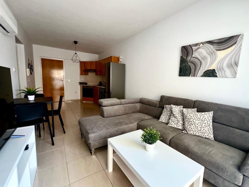 Kitchen or kitchenette, Living room, Seating area, Dining area, oven, stove