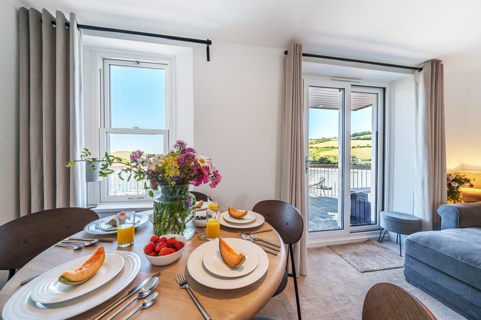 View (from property/room), Balcony/Terrace, Living room, Food and drinks, Seating area, Dining area, Food, River view, Breakfast, Continental breakfast