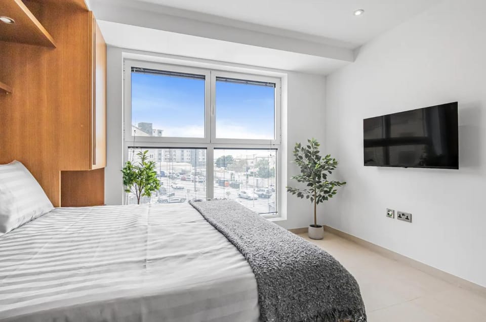 Bed, TV and multimedia, Photo of the whole room, Bedroom
