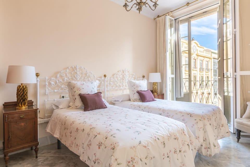 Bed, Photo of the whole room, Bedroom, internet, air conditioner
