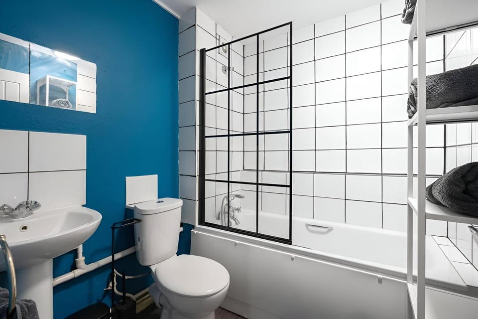 Shower, Toilet, Bathroom, Bath