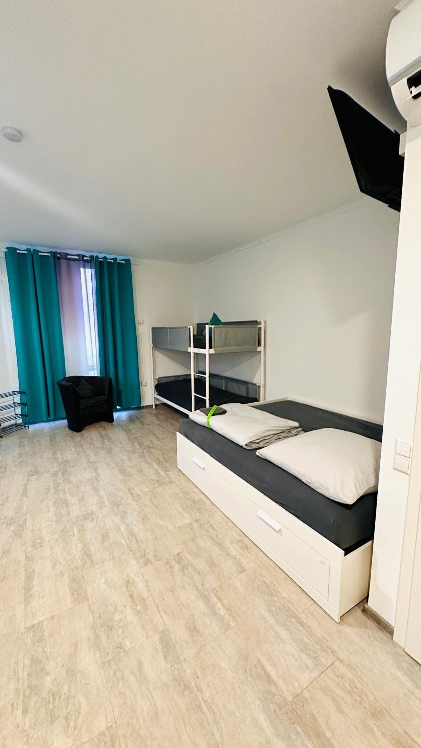 Neuwertiges Apartment mit schnellem WLAN, Netflix, Glasfaser, Kostenlose Privatparkplatz auch für Transporter geeignet R25 Apartment in Baden-Württemberg