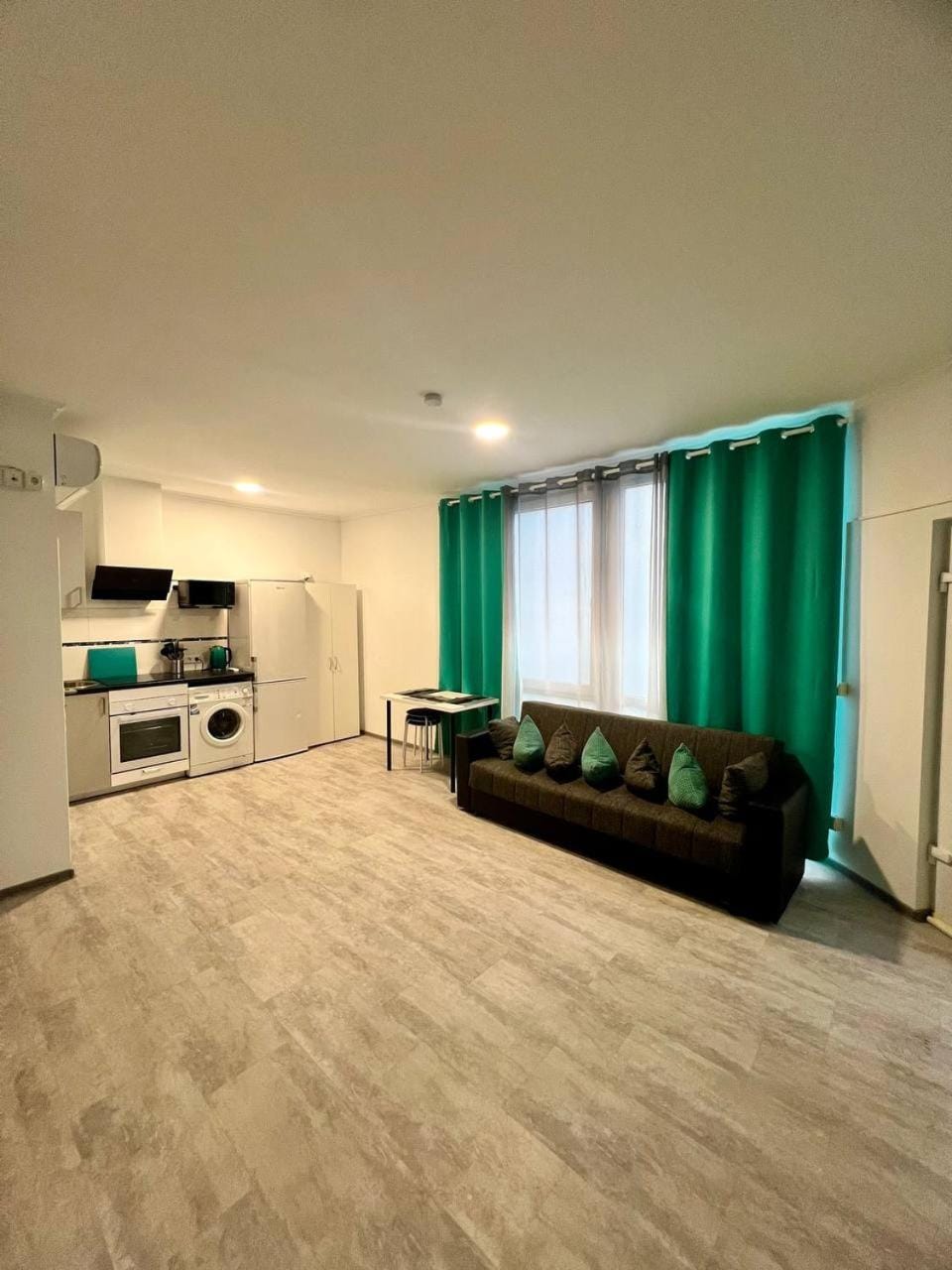 Kitchen or kitchenette, Living room, Seating area, oven, stove