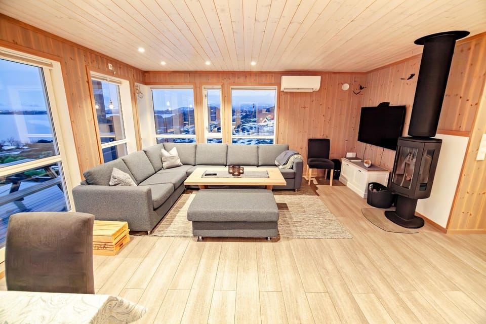 TV and multimedia, View (from property/room), Living room, Seating area, fireplace