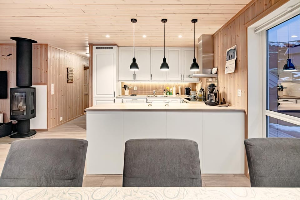 Coffee/tea facilities, Kitchen or kitchenette, Dining area, fireplace, stove, kitchen