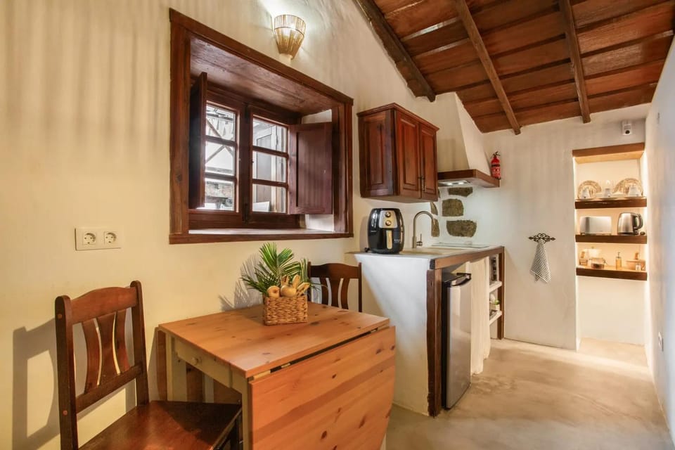 Kitchen or kitchenette, Dining area, minibar, oven, stove