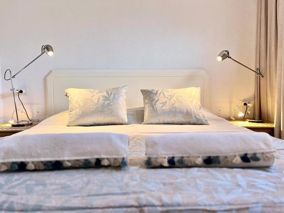 Bed, Other, Other, Photo of the whole room, Decorative detail, Decorative detail, Seating area, Bedroom