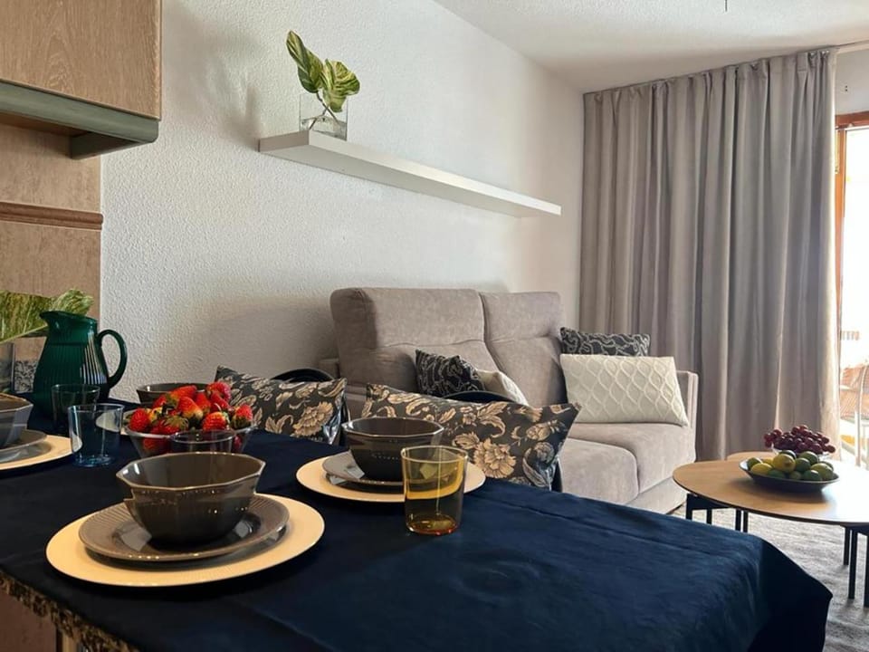 Balcony/Terrace, Living room, Food and drinks, Other, Other, Decorative detail, Decorative detail, Seating area, Dining area, Food, Drinks