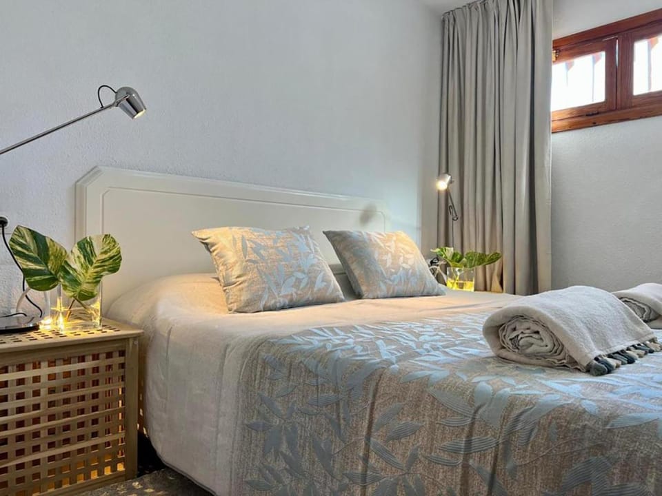 Bed, View (from property/room), View (from property/room), Other, Other, Photo of the whole room, Decorative detail, Decorative detail, Bedroom, towels