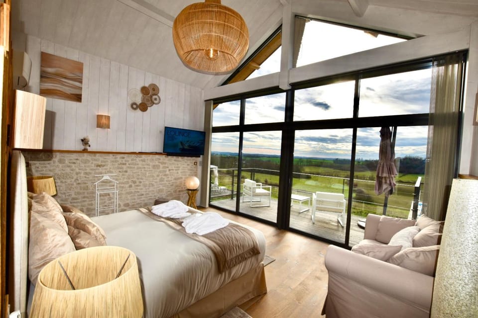 Bed, Natural landscape, Photo of the whole room, Bedroom, towels