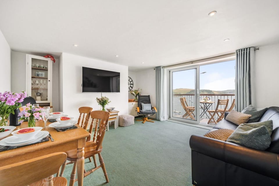 TV and multimedia, View (from property/room), Balcony/Terrace, Living room, Seating area, Dining area, River view
