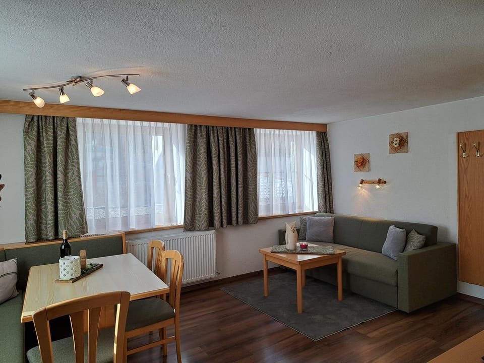 Living room, Seating area, Dining area
