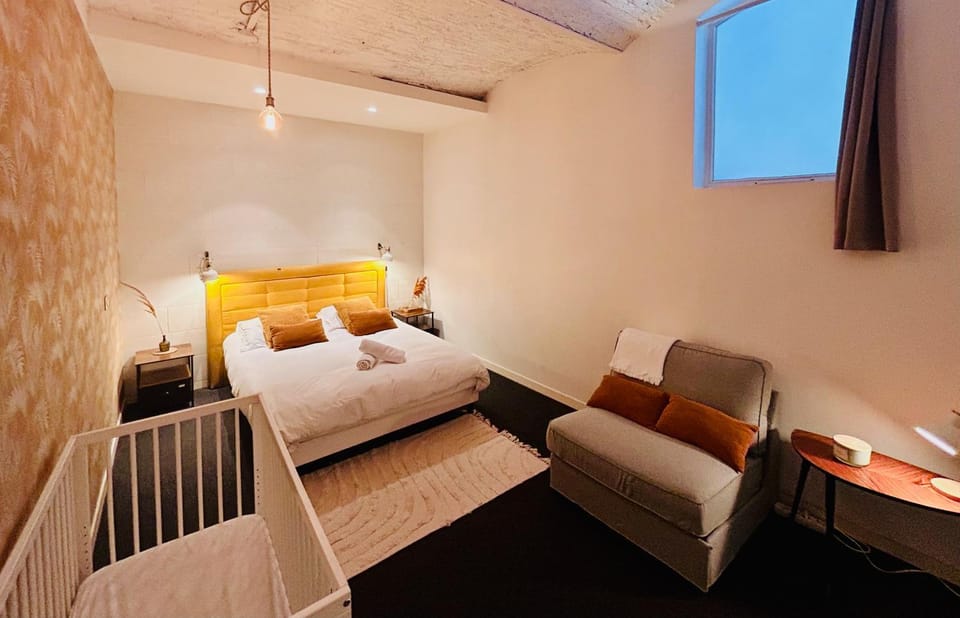 Bed, Photo of the whole room, Bedroom, cot