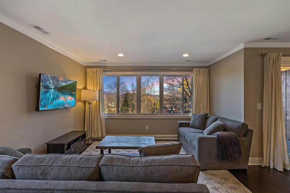 Skylift Lodge - Luxury Mountain Creek family condo Apartment in Vernon Township