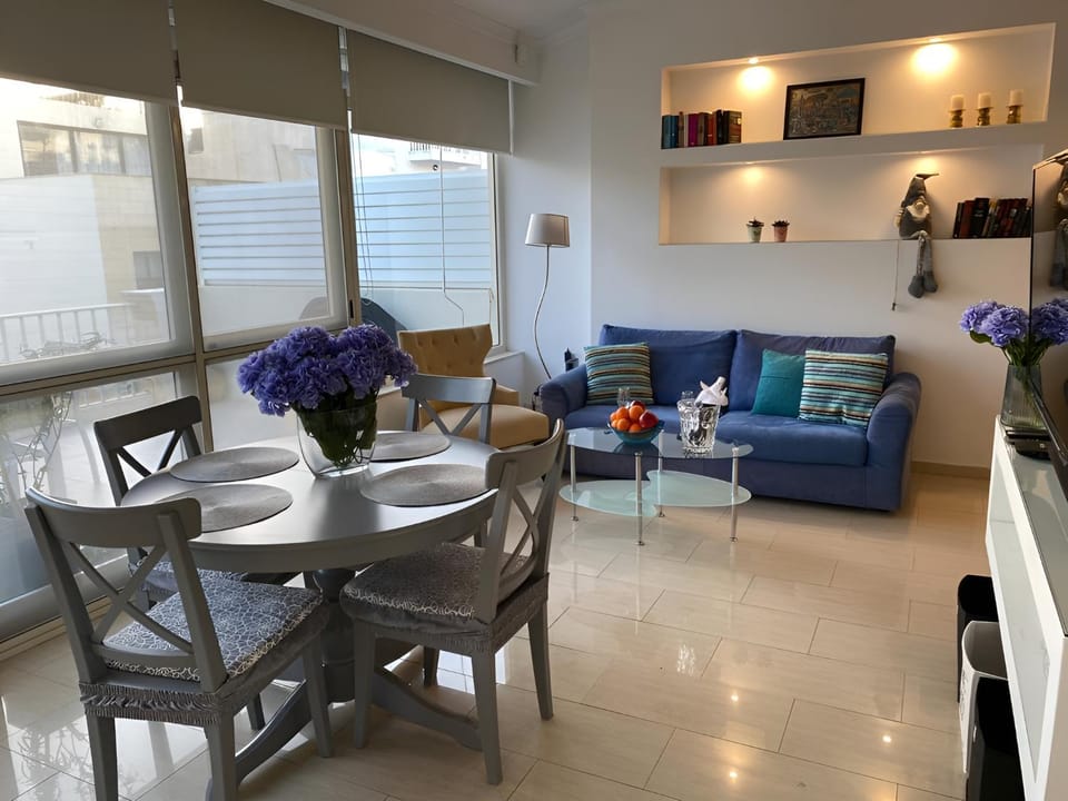 Living room, Seating area, Dining area, Lunch