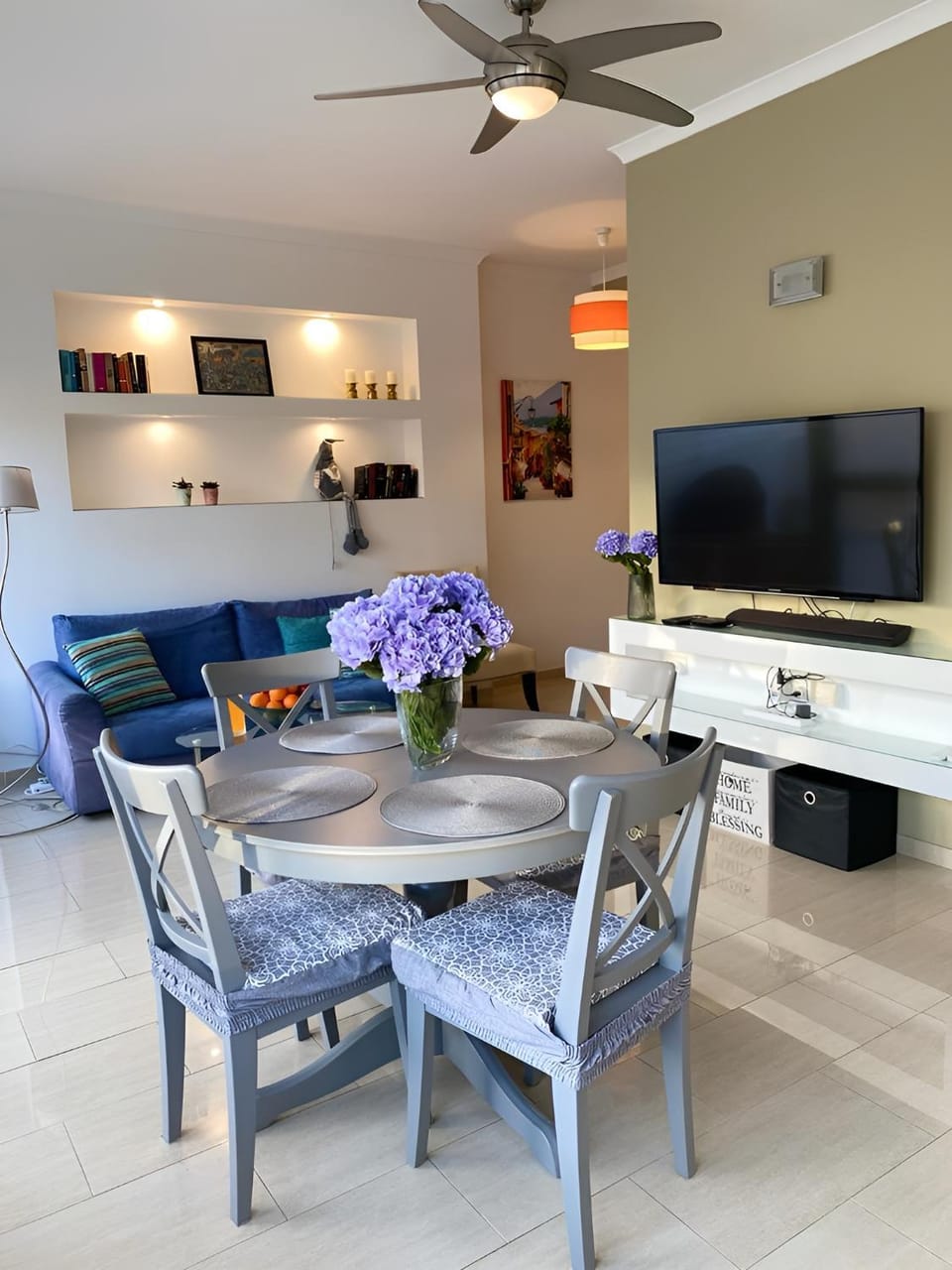 TV and multimedia, Living room, Photo of the whole room, Seating area, Dining area, fireplace
