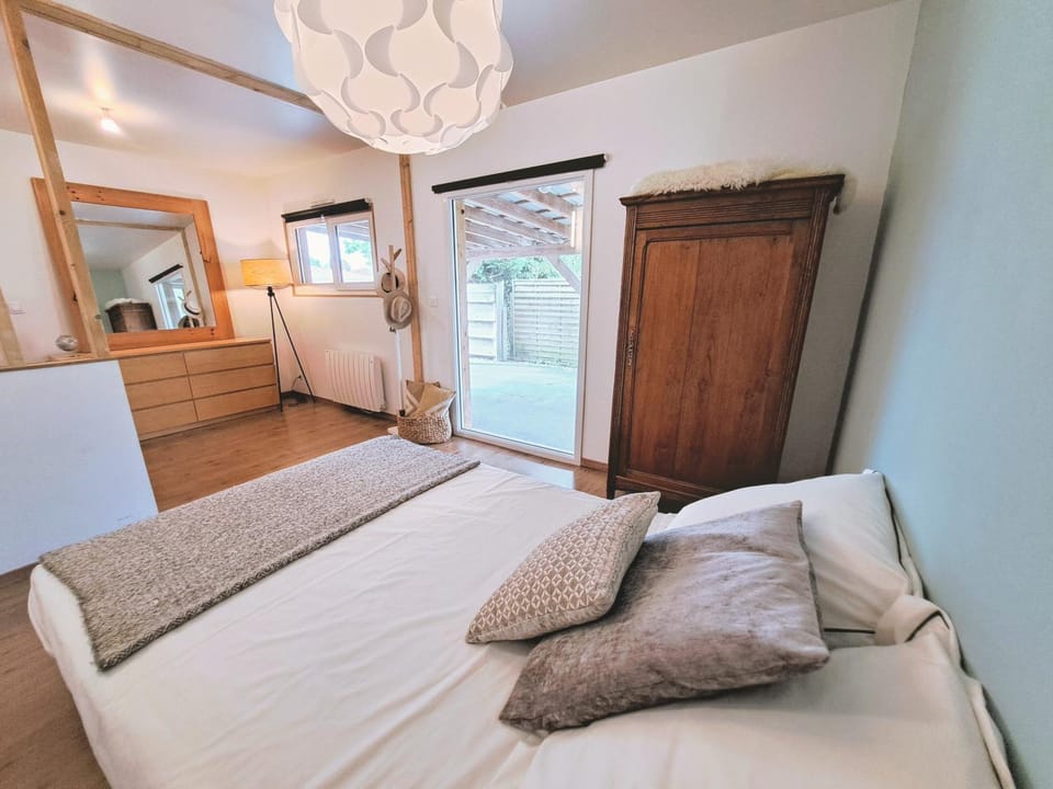 Photo of the whole room, Bedroom