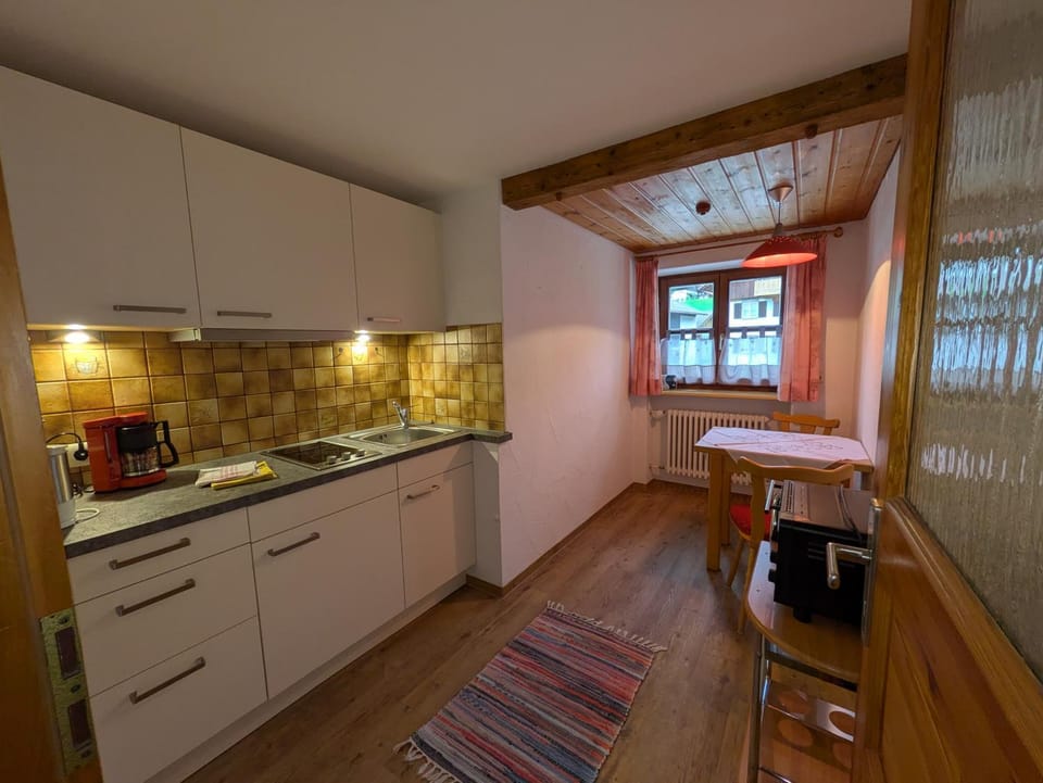 Kitchen or kitchenette, Dining area, stove